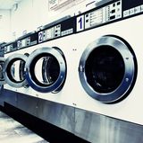 Waschmittel sollten Sie gut aus den Kleidern spülen, denn die Chemikalien führen mitunter zu Hautirritationen