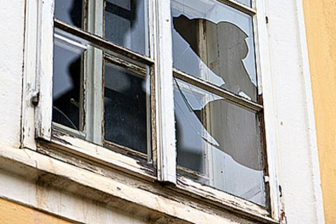 Auch Glasbruch wird häufig durch die Hausratversicherung mit abgedeckt - aber nicht bei jedem Versicherer