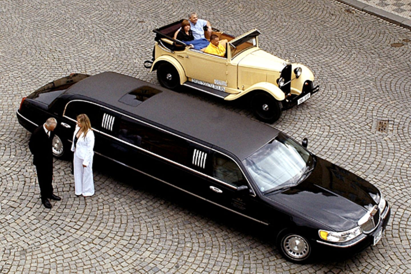 Ran an den Autospeck     In Zahlen: Eine Jahresfahrleistung von 15.000 Kilometern mit einem imaginären Benziner bei acht Litern Verbrauch kostet etwa 1.800 Euro. Bei 30.000 Kilometern mit einem Diesel von sechs Litern Verbrauch sind es etwa 2.700 Euro. Bei den genannten 20 möglichen Minusprozenten im rechten Fuß wären das im ersten Fall 360 und im zweiten 520 Euro weniger. Da geht noch mehr, sagt stern.de. Zum Beispiel auf dem unpopulären Weg des Downsizings beim Auto selbst.