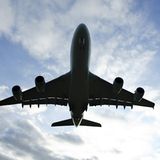 Im Flugzeug    Zwei Holländer besteigen ein Flugzeug nach London. Einer nimmt den Fensterplatz, der andere setzt sich neben ihn auf den mittleren Platz. Kurz vor dem Start setzt sich ein Deutscher auf den Platz am Gang. Nach dem Start zieht der Deutsche seine Schuhe aus, wackelt mit seinen Zehen und macht es sich gemütlich. Dann sagt der Holländer auf dem Fensterplatz: "Entschuldigen Sie, ich muss aufstehen und mir eine Cola holen."     "Bleiben Sie ruhig sitzen", sagt der Deutsche, "ich sitze am Gang. Ich hol' Ihnen Ihre Cola."  Kaum ist er aufgestanden, nimmt einer der Holländer einen seiner Schuhe und spuckt hinein. Als er mit der Cola zurückkehrt, sagt der andere Holländer: "Das sieht gut aus, ich hätte auch gern eine." Wieder erklärt sich der Deutsche bereit, sie zu holen. Als er weg ist, nimmt der andere Holländer den anderen Schuh und spuckt ebenfalls hinein. Als der Deutsche zurückkommt, lehnen sich alle zurück und genießen den Flug.     Als das Flugzeug zur Landung ansetzt, zieht der Deutsche seine Schuhe an und bemerkt sofort, was passiert ist.    "Warum nur?" fragt er. "Wie lange wird das noch weitergehen? Dieser Kampf zwischen unseren Nationen. Dieser Hass. Diese Animositäten. Dieses In-die-Schuhe-Spucken und In-die-Cola-Pissen."