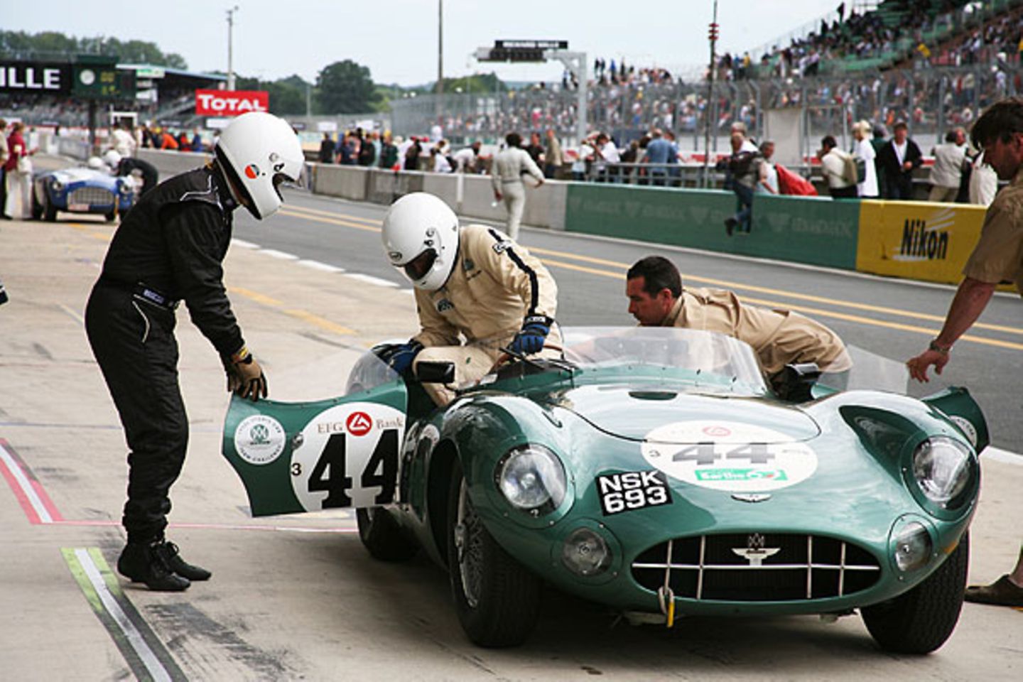 So gaben sich echte Champions die Ehre. Die Fans sahen Wagen wie den Porsche 936, den legendären Lola T280 oder diesen alten Champion, den Aston Martin DBR1, der 1959 in Le Mans triumphierte. Auch viele Piloten von einst setzten sich bei den "Classics" noch einmal ans Steuer: Der Holländer Gijs vaon Lennep, Gérad Larrousse aus Frankreich, oder der Deutsche Jochen Mass - insgesamt waren neun ehemalige Le-Mans-Gewinner auf der Strecke.