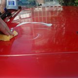 Danach wird das Polier-Wachs aufgetragen. Die moderne Creme mit Nanotechnolgie schleift die Oberfläche des Lacks nur sehr behutsam an. Bei älteren Lacken kann die sanfte "Schleifkur" auch häufiger angewandt werden. Ängste, der Lack könne durchgeschliffen werden, sind unbegründet. Mit einer Poliermaschine sollten nur Geübte arbeiten. Laien können an Falzen und Sicken schnell Schäden anrichten.