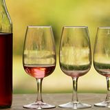 In China sagt man, "Höflichkeit kostet nichts". Bevor man an seinem Weinglas nippt, wird ein kurzer Toast von den anderen gewürdigt. Aber, lieber Herr Bundespräsident, Sie sollten das chinesische Prost, "Ganbei", nicht zu wörtlich nehmen. Es heißt nämlich "trockne das Glas", also auf Ex trinken. Wenn Sie das bei jedem Toast machen, überleben Sie die Reise nicht