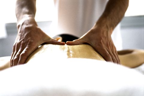 Ein erfahrener Therapeut spürt mit seinen Händen Verspannungen auf
