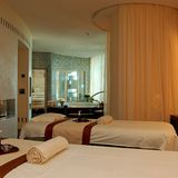 Per Fahrstuhl geht es im Spa-Flügel auf die "Ebene -2" zum Erholungsprogramm: Statt dunkler Kellerräume im Berg wartet ein heller Wellness-Bereich von 4000 Quadratmetern