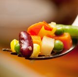 Gewöhnen Sie sich Schritt für Schritt um, ersetzen Sie alte Gewohnheiten langsam durch neue. Zu vieles auf einmal ändern zu wollen, bewirkt oft nur das Gegenteil.