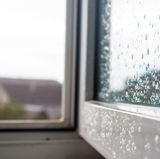 Die effektivste Methode, den Wert zu senken, ist Stoßlüften: Alle Fenster öffnen und fünf bis zehn Minuten lang für Durchzug sorgen. Lüften Sie Räume mit hoher Luftfeuchtigkeit wie Bad und Küche am besten gleich, nachdem Wasserdampf entstanden ist. Die angrenzenden Zimmer schließen, damit die Feuchtigkeit nur nach draußen entweicht