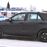 Der Konkurrent von X5, Touareg und Cayenne wird zudem von Daimlers neuer Motorengeneration profitieren. Da neue Sechszylinder-Diesel jedoch noch auf sich warten lassen, soll es ein neuer Basisdiesel mit vier Zylindern und 2,2 Litern Hubraum als Einstiegsversion richten. Der ML 250 CDI leistet 150 KW / 204 PS und 500 Nm maximales Drehmoment. Der Verbrauch soll bei unter sieben Litern auf 100 Kilometern liegen. Darüber rangiert der modifizierte Sechszylinder-Diesel mit drei Litern Hubraum in zwei Leistungsstufen von 240 und 280 PS. Die neuen MoVe-Benziner haben in Europa kaum Bedeutung und leisten als Sechszylinder rund 330 PS sowie als Achtzylinder über 400 PS