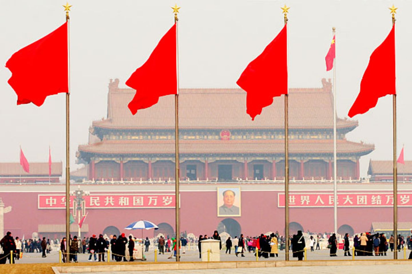 Nicht zu oft die Nummer 4 benutzen. Zwar glauben Chinesen, "gute Dinge kommen immer zu zweit", bevorzugen also gerade Zahlen. Vor allem 6 und 8 gelten als Glück bringend. Aber die 4 ist eine Ausnahme. Denn das chinesische Wort für "vier", "si", klingt wie das chinesische Wort für "Tod", ebenfalls "si"