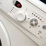 Türkei: Die Waschmaschinen, der Kundendienst, der Unfriede    Der jahrelange Ärger mit dem Kundendienst wurde einem türkischen Besitzer von zwei Waschmaschinen zu viel. Aus Protest habe der Friseur in Silopi im Südosten der Türkei die beiden Geräte vor die Niederlassung der Servicetechniker gefahren und mit Benzin in Brand gesteckt, berichtete die Tageszeitung "Posta". "Genug, ich finde keinen Frieden mehr in meinem Haus", habe er gerufen und Passanten davon abgehalten, das Feuer zu löschen. Über fünf Jahre habe ihn der Kundendienst bei Problemen immer nur vertröstet.