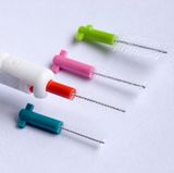 Wenn Sie große Zahnzwischenräume haben oder Ihr Zahnfleisch sich zurückgezogen hat, können Sie den Belag mit Bürstchen für den Zahnzwischenraum entfernen. Solche Interdentalbürsten gibt es in unterschiedlichen Größen