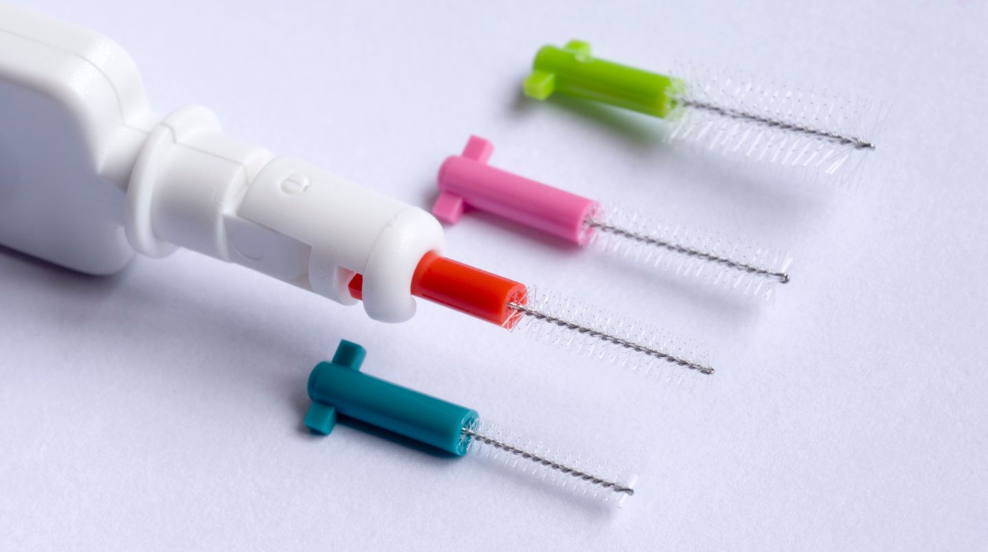 Wenn Sie große Zahnzwischenräume haben oder Ihr Zahnfleisch sich zurückgezogen hat, können Sie den Belag mit Bürstchen für den Zahnzwischenraum entfernen. Solche Interdentalbürsten gibt es in unterschiedlichen Größen