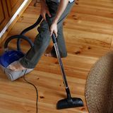 Tödliche Putzwut    Durch einen tragischen Unfall beim Saubermachen ist eine 49-jährige Putzfrau in Österreich gestorben: Sie wurde von einer Reinigungsmaschine erwürgt: Das Stromkabel einer Bodenpoliermaschine hatte sich um ihren Hals gewickelt. Alle Wiederbelebungsversuche blieben erfolglos. Die Maschine soll jetzt auf einen technischen Defekt untersucht werden.