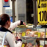 Außer Haus wird's teurer    Fast Food und Brötchen kosten den Kunden immer dasselbe, egal ob man sie in der Filiale verzehrt oder zum Mitnehmen bestellt. Tatsächlich muss aber auf außer Haus gegessene Backwaren und Burger nur sieben Prozent Umsatzsteuer abgeführt werden. Da die Mehrwertsteuer vom Kunden bezahlt wird, müsste sich eigentlich auch der Endpreis ändern. Tut er aber nicht. Mit anderen Worten: De facto ist alles, was nicht in der Filiale gegessen wird, zwölf Prozentpunkte teurer