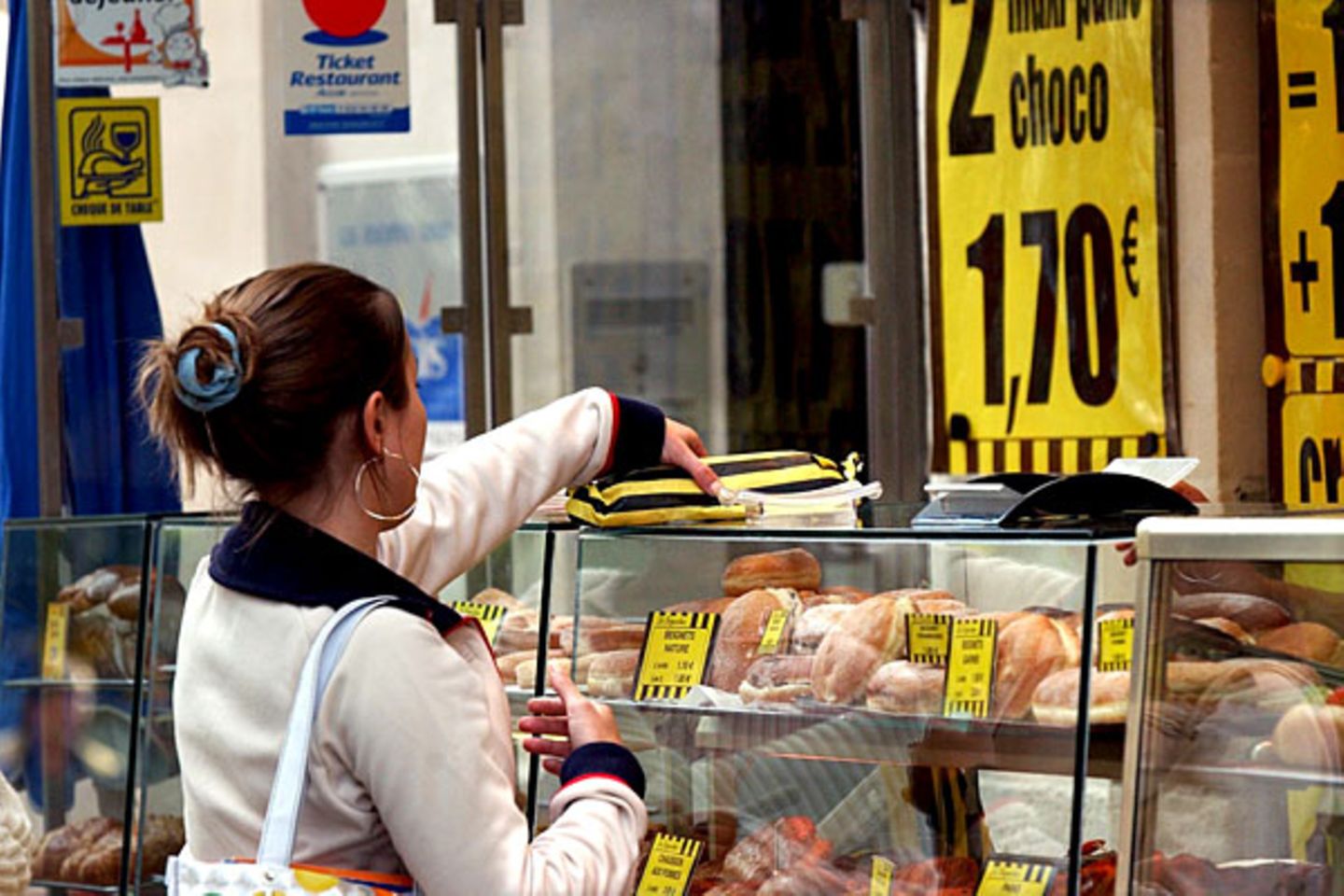 Außer Haus wird's teurer    Fast Food und Brötchen kosten den Kunden immer dasselbe, egal ob man sie in der Filiale verzehrt oder zum Mitnehmen bestellt. Tatsächlich muss aber auf außer Haus gegessene Backwaren und Burger nur sieben Prozent Umsatzsteuer abgeführt werden. Da die Mehrwertsteuer vom Kunden bezahlt wird, müsste sich eigentlich auch der Endpreis ändern. Tut er aber nicht. Mit anderen Worten: De facto ist alles, was nicht in der Filiale gegessen wird, zwölf Prozentpunkte teurer