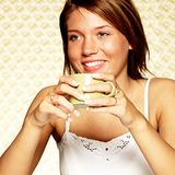 Für Martin S. aus Homburg macht - wie viele andere Leser - die Temperatur dafür verantwortlich: "Um sich die Finger nicht am heißen Glas zu verbrennen, sind Tassen mit Henkel für Heißgetränke wesentlich praktikabler"