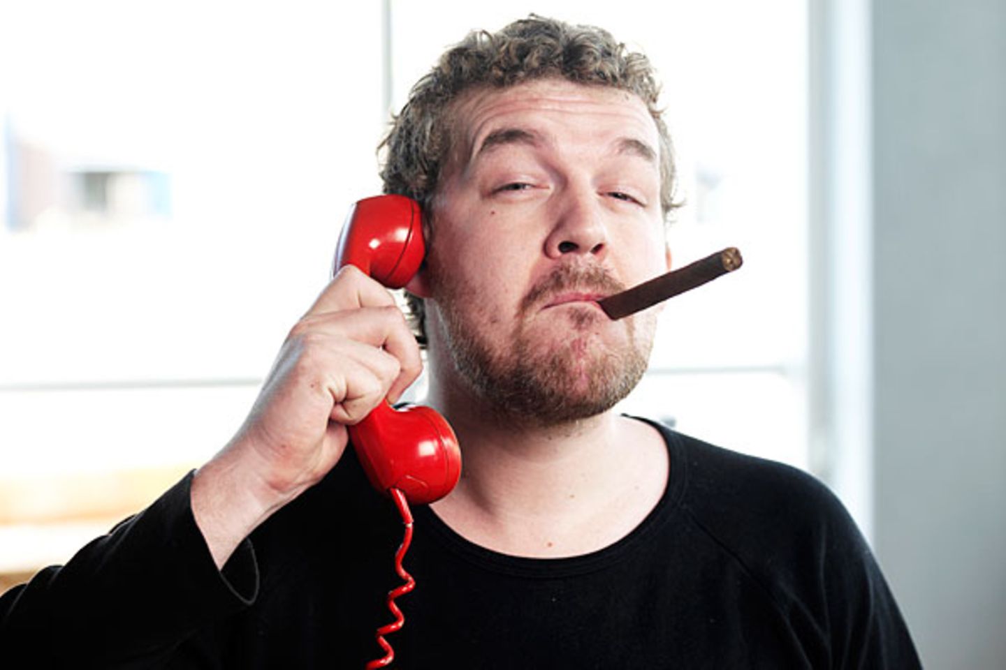 Stern.de-User "chatman53" verwickelt den Anrufer in ein langes Gespräch: "Man muss sich nur ein bisschen blöd anstellen – mehrfach nachfragen, ob man den Sachverhalt auch richtig verstanden habe und Interesse heucheln." Dabei lassen sich auch mehr Informationen über den Anrufer herausbekommen. Bei der obligatorischen Frage nach der Bankverbindung wird das Spiel dann aufgedeckt. Der Terroranrufer legt meist verdutzt den Hörer auf. Was bleibt sind genügend Informationen für eine Unterlassungserklärung.