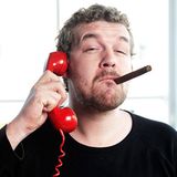 Stern.de-User "chatman53" verwickelt den Anrufer in ein langes Gespräch: "Man muss sich nur ein bisschen blöd anstellen – mehrfach nachfragen, ob man den Sachverhalt auch richtig verstanden habe und Interesse heucheln." Dabei lassen sich auch mehr Informationen über den Anrufer herausbekommen. Bei der obligatorischen Frage nach der Bankverbindung wird das Spiel dann aufgedeckt. Der Terroranrufer legt meist verdutzt den Hörer auf. Was bleibt sind genügend Informationen für eine Unterlassungserklärung.