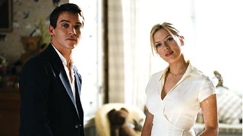Eine verhängnisvolle Begegnung: Chris (Jonathan Rhys Meyers) trifft Nola (Scarlett Johansson) im Hause seiner Schwiegereltern in spe