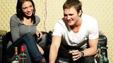 Promille    Es ist sicher mehr als ein Gerücht, dass man sich Menschen schön trinken kann. Angeblich wächst mit jedem dritten Wein oder jedem halben Liter Bier, das Frauen sich einverleiben, die gefühlte Attraktivität eines Gegenübers um ein Viertel. Wohin das führen kann, weiß Single-Buch Autorin Susann Shepard. Sie hat mit einer Umfrage herausgefunden: Ein Viertel aller Frauen, die mindestens einen One Night Stand hatten, waren dabei nicht nüchtern