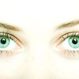 "Die menschlichen Augen stehen nicht übereinander, sondern nebeneinander. Unser Sehfeld ist also in der Breite größer als in der Höhe. Damit ist das Querformat im Vorteil und breite Bildschirme sind deshalb besser überschaubar, ohne den Kopf bewegen zu müssen. Was Zeitungen und Bücher anbetrifft, ist die Handhabung des Hochformates wohl schlichtweg besser zum Umblättern geeignet", schreibt Annett Müller aus Dresden