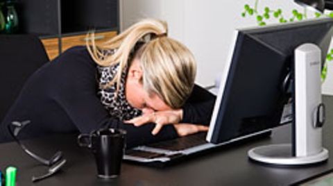 Experten zufolge ist die Angst vor Jobverlust der Grund, warum sich die Menschen krank zur Arbeit schleppen