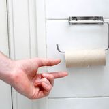 Einen originellen Ansatz hat Raimund M.-F.: "Ich würde in sämtlichen Parlamentsgebäuden vom Rathaus über Landtag bis zum Bundestag die Abgeordnetentoiletten zunageln. Dann müssten die Parlamentarier - wenn sie mal müssen - ins nächstgelegene Schul-, Kindergarten- oder Universitätsgebäude aufs Örtchen. Dort würden sie sehen, in welchem teilweise katastrophalen baulichen Zustand sich die Gebäude befinden, in denen sich unsere Kinder den ganzen Tag wohlfühlen sollen." Vielleicht würden dann endlich auch die Mittel für Schul- und Hochschulsanierungen als dringendes Bedürfnis anerkannt, hofft er