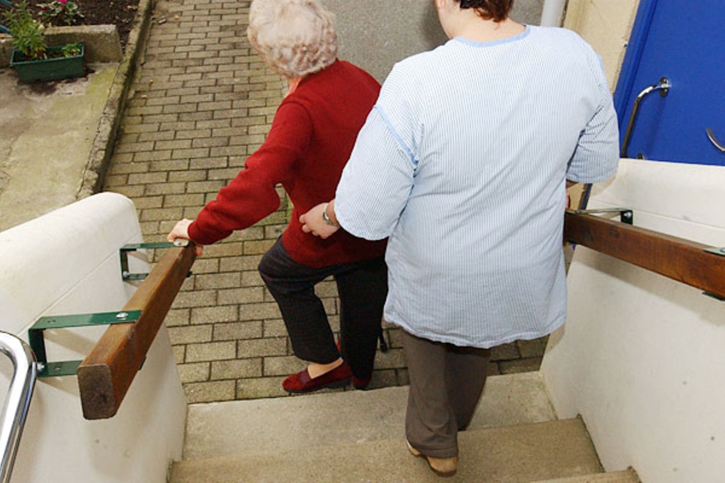 Leistungskomplex 9: Hilfe beim Verlassen und/oder Aufsuchen der Wohnung    Punkte: 100     Preis (bei Punktwert 0,0419 Euro): 4,19 Euro     Zeitkorridor:     Umfang: An- und Auskleiden im Zusammenhang mit dem Verlassen/Wiederaufsuchen der Wohnung, Treppensteigen, ohne Begleitung