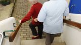 Leistungskomplex 9: Hilfe beim Verlassen und/oder Aufsuchen der Wohnung    Punkte: 100     Preis (bei Punktwert 0,0419 Euro): 4,19 Euro     Zeitkorridor:     Umfang: An- und Auskleiden im Zusammenhang mit dem Verlassen/Wiederaufsuchen der Wohnung, Treppensteigen, ohne Begleitung