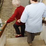 Leistungskomplex 9: Hilfe beim Verlassen und/oder Aufsuchen der Wohnung    Punkte: 100     Preis (bei Punktwert 0,0419 Euro): 4,19 Euro     Zeitkorridor:     Umfang: An- und Auskleiden im Zusammenhang mit dem Verlassen/Wiederaufsuchen der Wohnung, Treppensteigen, ohne Begleitung