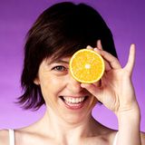 "Obst hat so gut wie keine negativen Eigenschaften. Die Hersteller hoffen, dass sich das gesunde Image der Früchte auf ihre Produkte überträgt", meint Aryane aus Berlin. Ob in einer Creme wirklich Vitamine stecken, sei unserer Haut wahrscheinlich egal, aber es klinge einfach gut, vermutet sie