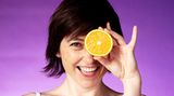 "Obst hat so gut wie keine negativen Eigenschaften. Die Hersteller hoffen, dass sich das gesunde Image der Früchte auf ihre Produkte überträgt", meint Aryane aus Berlin. Ob in einer Creme wirklich Vitamine stecken, sei unserer Haut wahrscheinlich egal, aber es klinge einfach gut, vermutet sie