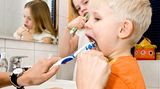 Reinigen Sie die Zähne auch bei Ihrem Kind systematisch, zum Beispiel nach der KAI-Methode: erst die Kauflächen, dann die Außenflächen, danach die Innenflächen. Und putzen Sie die Zähne Ihres Kindes immer nach - bis ins Schulalter hinein. Die meisten Kinder können nicht gründlich genug putzen, da die Bewegungsabläufe ihrer Hände und Finger noch nicht gut genug aufeinander abgestimmt sind.