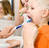 Reinigen Sie die Zähne auch bei Ihrem Kind systematisch, zum Beispiel nach der KAI-Methode: erst die Kauflächen, dann die Außenflächen, danach die Innenflächen. Und putzen Sie die Zähne Ihres Kindes immer nach - bis ins Schulalter hinein. Die meisten Kinder können nicht gründlich genug putzen, da die Bewegungsabläufe ihrer Hände und Finger noch nicht gut genug aufeinander abgestimmt sind.