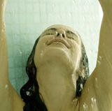 Eine warme Dusche ist besser als ein heißes Bad. Sie trocknet die Haut nicht so stark aus