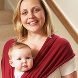 Binden Sie Tragetücher symmetrisch. Und tragen Sie Ihr Baby auf dem Bauch oder dem Rücken, aber nicht seitlich. Achten Sie auf die Höhe: Wenn das Kind zu tief liegt, dann müssen Sie einen runden Rücken machen. Das belastet Nacken und Beckenboden.