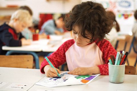 Malendes Schulkind im Klassenraum