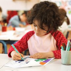 Malendes Schulkind im Klassenraum