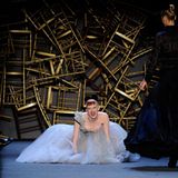 Karen Elson, Model mit Format, erträgt auch einen Sturz mit einem Lächeln. Die Britin geht bei einer Show von Zac Posen im Rahmen der New Yorker Modewoche im Frühjahr 2008 zu Boden.