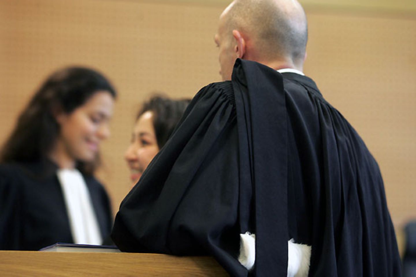 ... aber auch auf Rechtsanwältinnen beziehungsweise Notarinnen (68 Prozent). Das ist beim anderen Geschlecht nicht anders: 72 Prozent der Frauen finden Rechtsanwälte besonders attraktiv