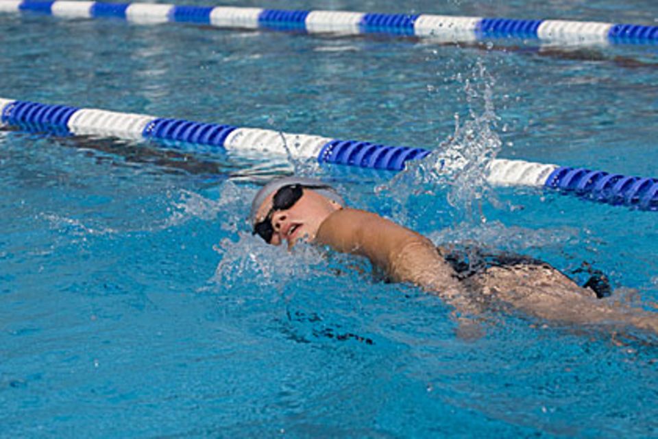 Ausdauersportarten wie Schwimmen sind bei Bluthochdruck sinnvoll
