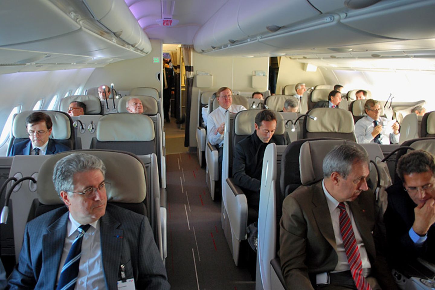 Platz nehmen  Air France fliegt die A380 in einer Drei-Klassen-Konfiguration. Alle Gänge wirken deutlich breiter als bei anderen Großraumflugzeugen. In der Business Class im Oberdeck haben 80 Passagiere Platz, jeweils sechs pro Sitzreihe. Singapore Airlines erlaubt sich in der A380 den Luxus von nur vier pro Sitzreihen in der Business Class