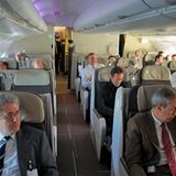 Platz nehmen  Air France fliegt die A380 in einer Drei-Klassen-Konfiguration. Alle Gänge wirken deutlich breiter als bei anderen Großraumflugzeugen. In der Business Class im Oberdeck haben 80 Passagiere Platz, jeweils sechs pro Sitzreihe. Singapore Airlines erlaubt sich in der A380 den Luxus von nur vier pro Sitzreihen in der Business Class
