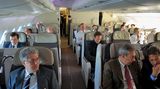 Platz nehmen  Air France fliegt die A380 in einer Drei-Klassen-Konfiguration. Alle Gänge wirken deutlich breiter als bei anderen Großraumflugzeugen. In der Business Class im Oberdeck haben 80 Passagiere Platz, jeweils sechs pro Sitzreihe. Singapore Airlines erlaubt sich in der A380 den Luxus von nur vier pro Sitzreihen in der Business Class