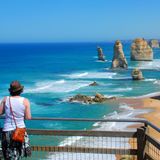 Von sicheren Aussichts-Plattformen hoch über dem Meer können Touristen die Felsgruppe der „Zwölf Apostel“ bewundern. Von den markanten Kalkstein-Säulen stehen nur noch acht. Die Brandung nagt an den Ikonen.