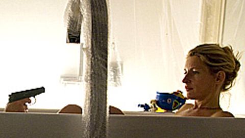 Quietscheente und Knarre: Wer bedroht Kommissarin Charlotte Lindholm (Maria Furtwängler) in der Badewanne?