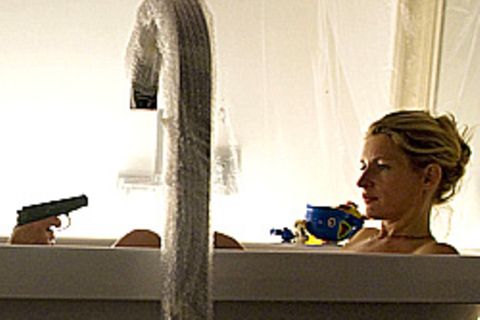 Quietscheente und Knarre: Wer bedroht Kommissarin Charlotte Lindholm (Maria Furtwängler) in der Badewanne?