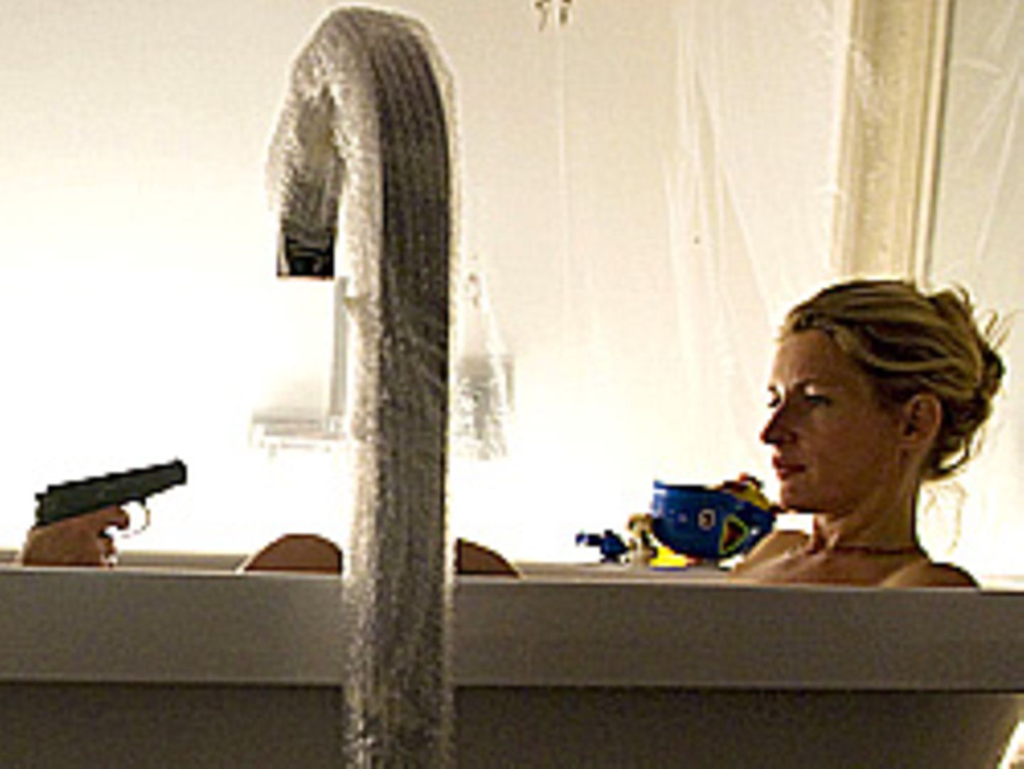 Quietscheente und Knarre: Wer bedroht Kommissarin Charlotte Lindholm (Maria Furtwängler) in der Badewanne?