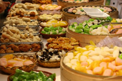 International findet man Köstlichkeiten der Chinesischen Küche in vielerlei Variationen vor. Bei der Familie Li in Peking wird alles nach traditionellen Rezepten zubereitet