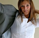 Machen Sie sich das Zwiebelsystem zunutze und tragen Sie mehrere Kleidungsstücke übereinander, die Sie nach Bedarf ablegen können